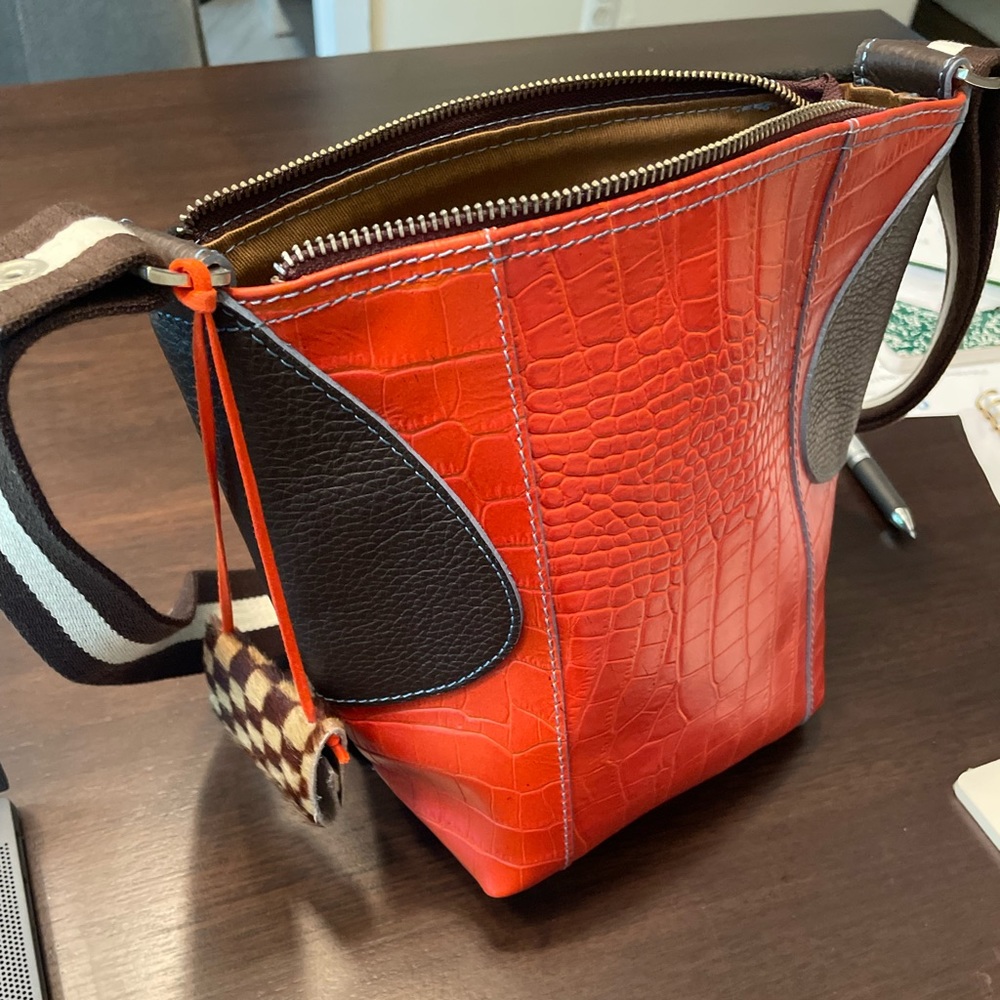 Don’t Worry Be GABS bag. Converts from crossbody to bucket. New unused condition